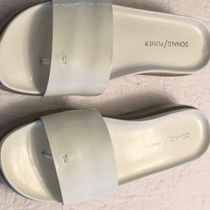 Donald /Pliner white sandal new size 61/2